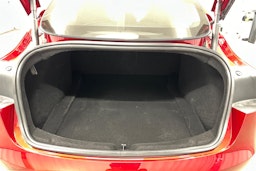 punainen Tesla Model 3 2024 kuva 24.