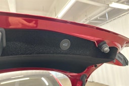 punainen Tesla Model 3 2024 kuva 25.