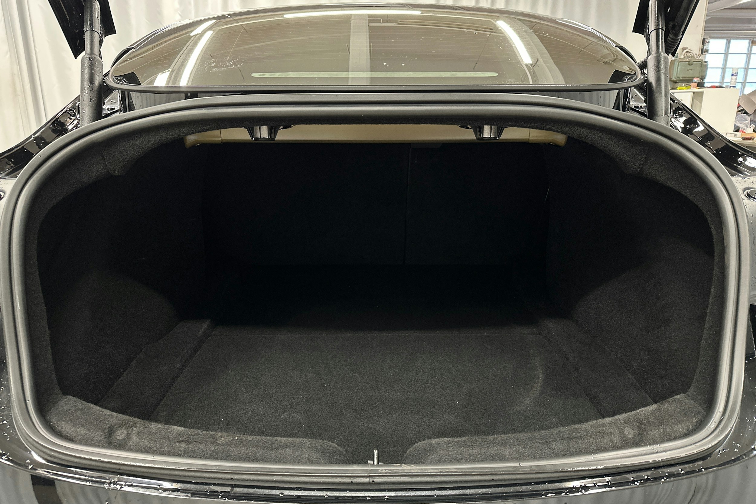 musta Tesla Model 3 2024 kuva 14.