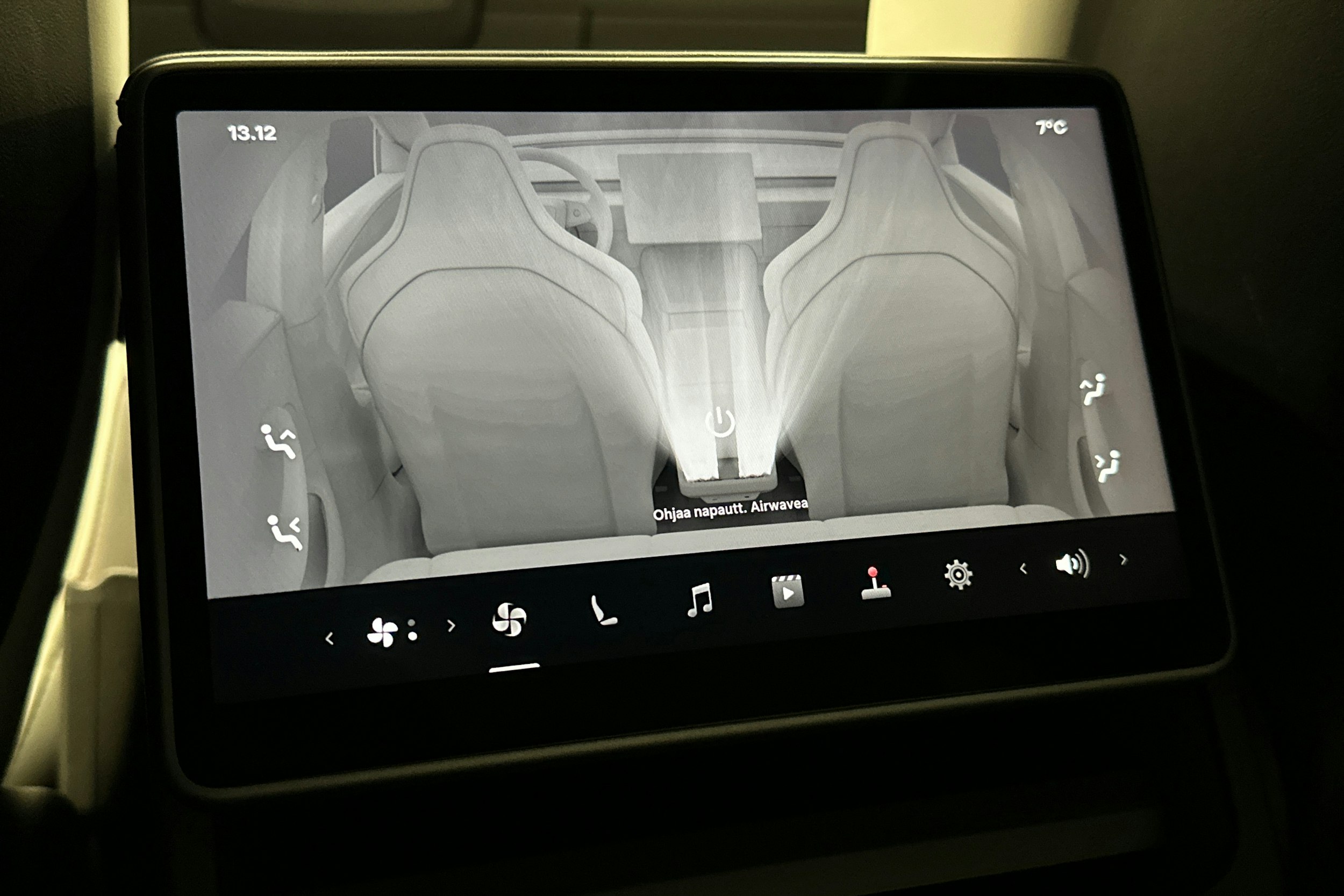 musta Tesla Model 3 2024 kuva 16.