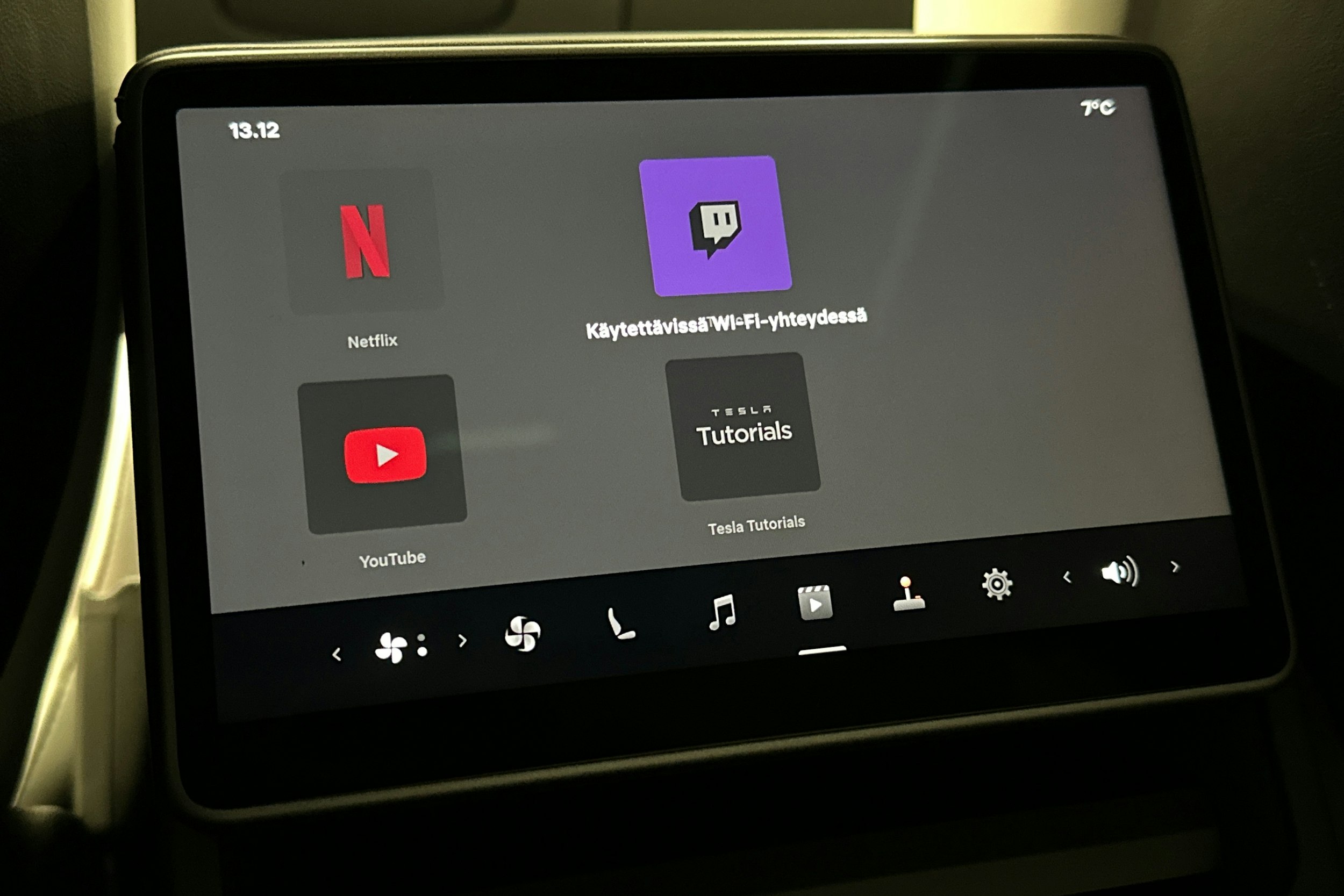 musta Tesla Model 3 2024 kuva 17.