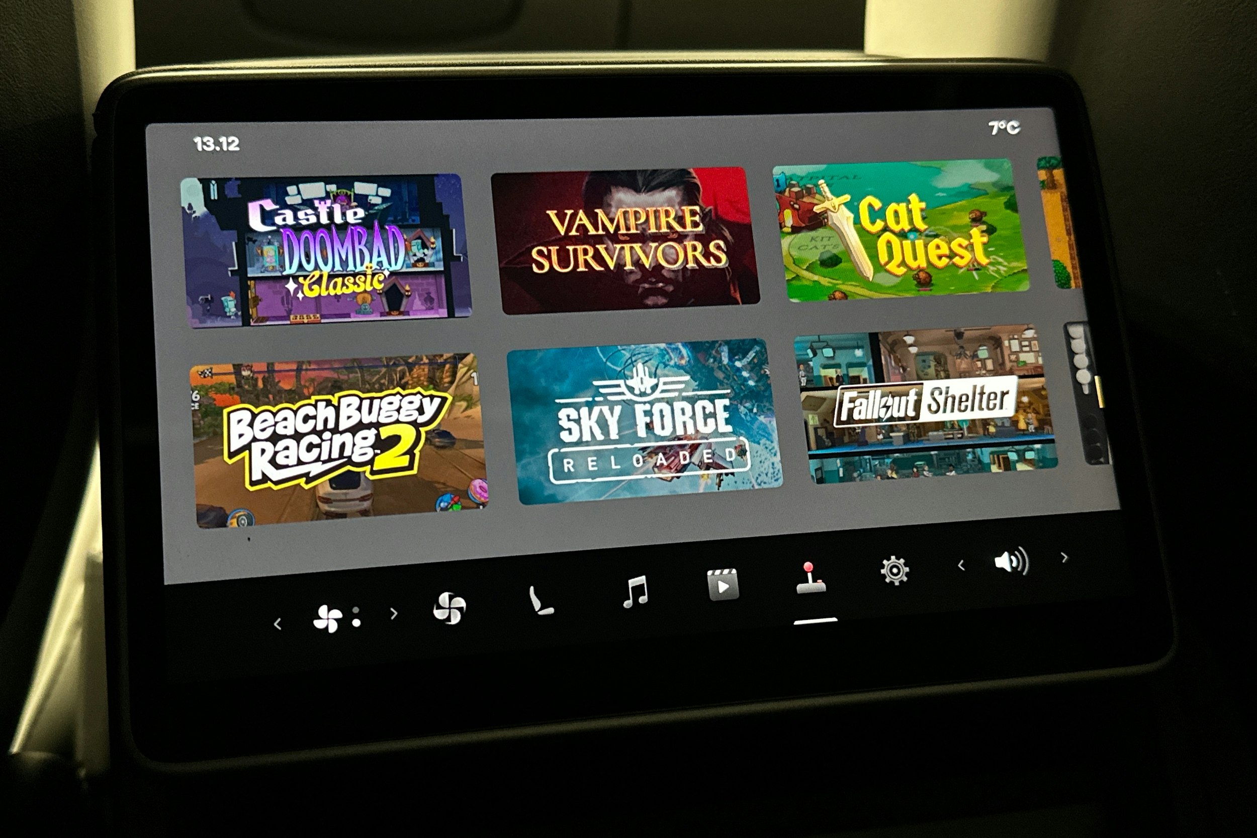 musta Tesla Model 3 2024 kuva 18.