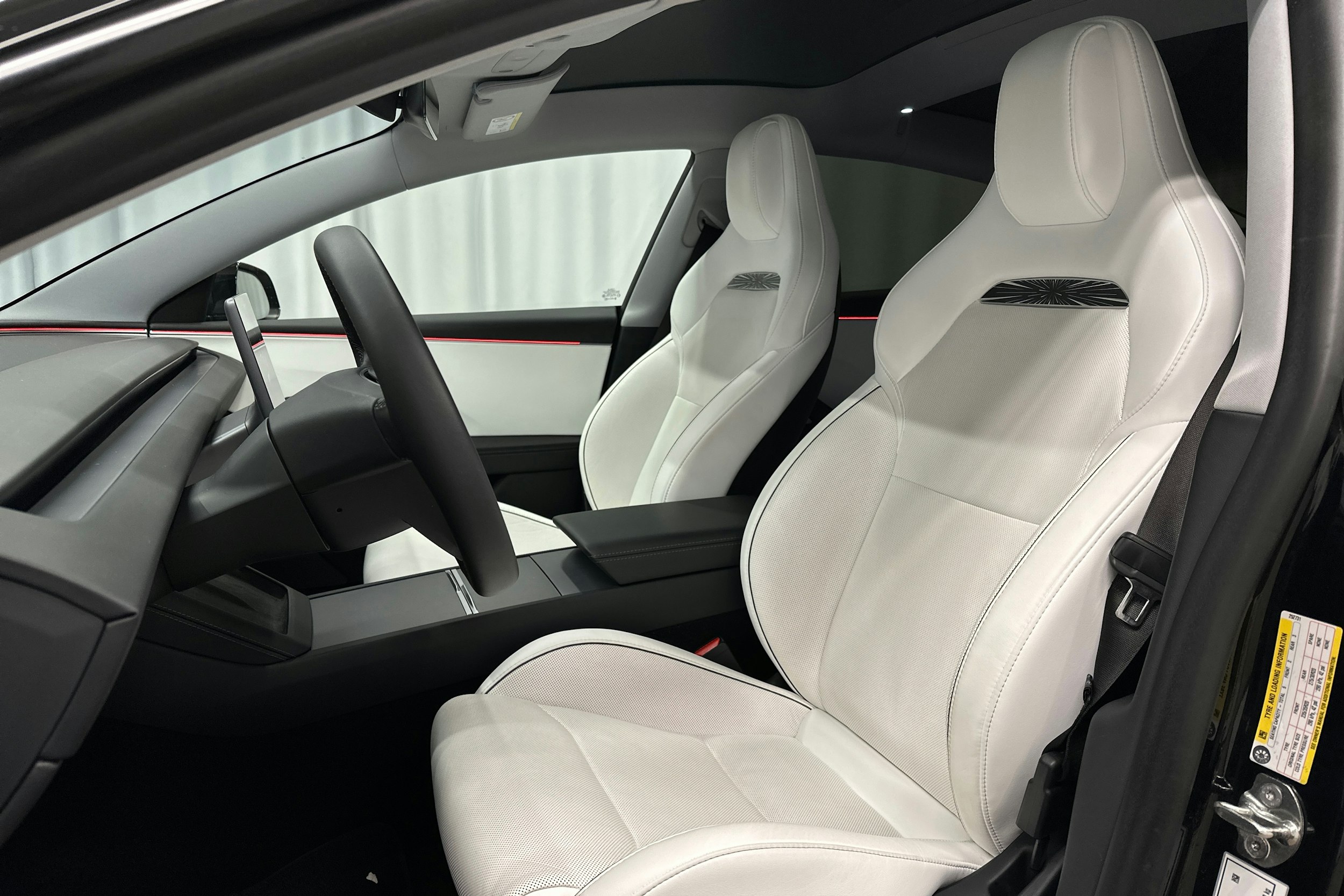 musta Tesla Model 3 2024 kuva 19.