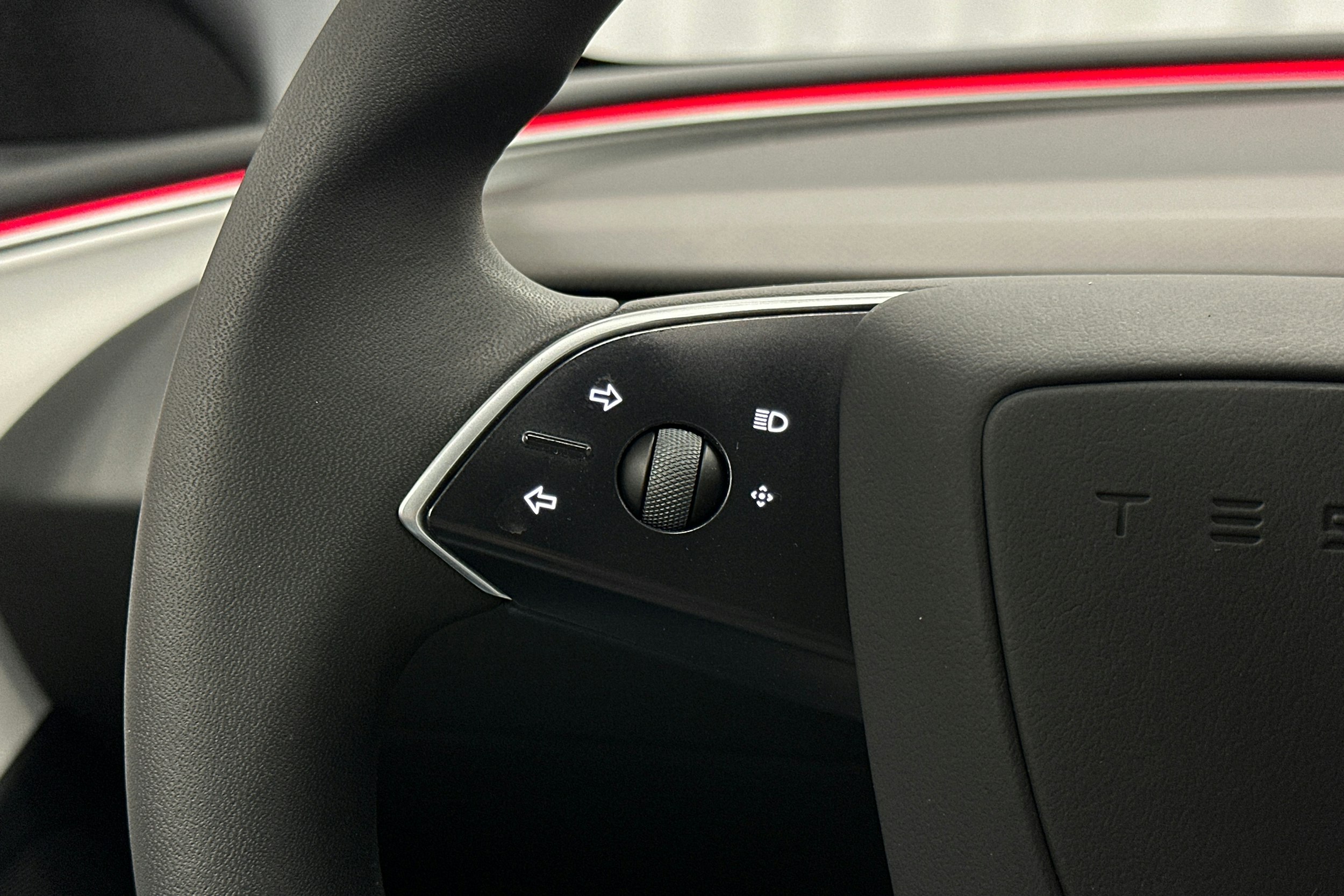 musta Tesla Model 3 2024 kuva 22.