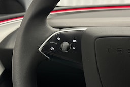 musta Tesla Model 3 2024 kuva 22.