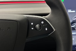 musta Tesla Model 3 2024 kuva 23.