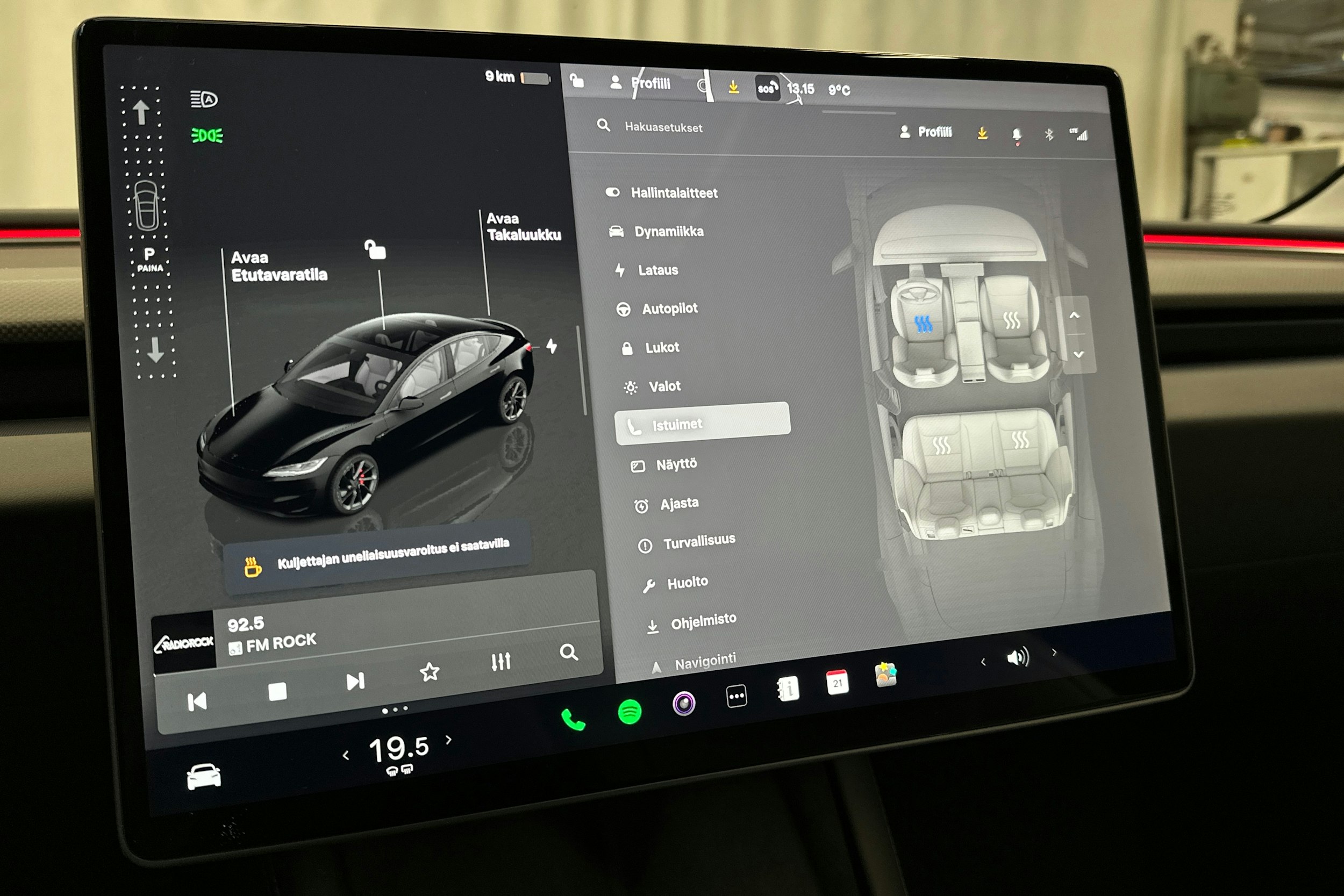 musta Tesla Model 3 2024 kuva 27.