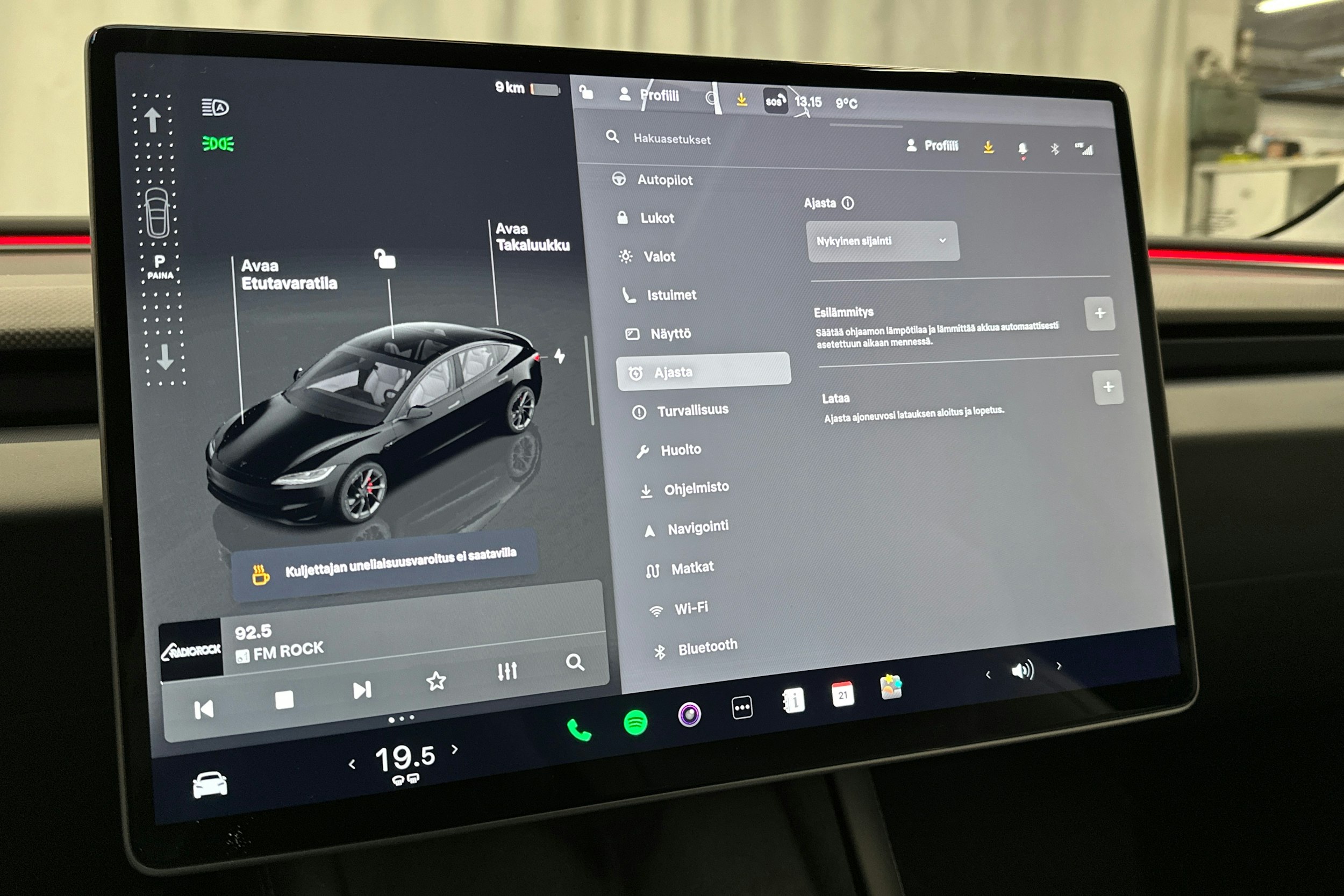 musta Tesla Model 3 2024 kuva 28.
