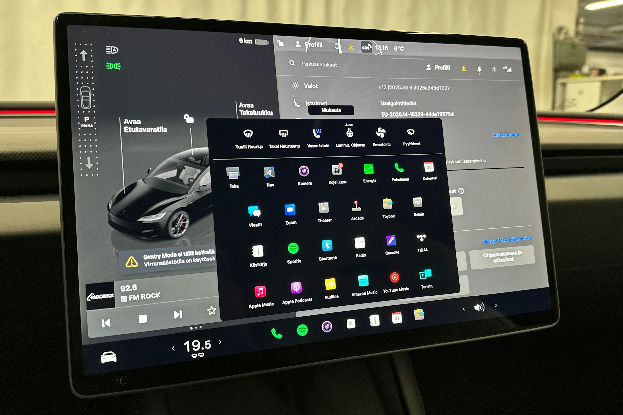 musta Tesla Model 3 2024 kuva 30.