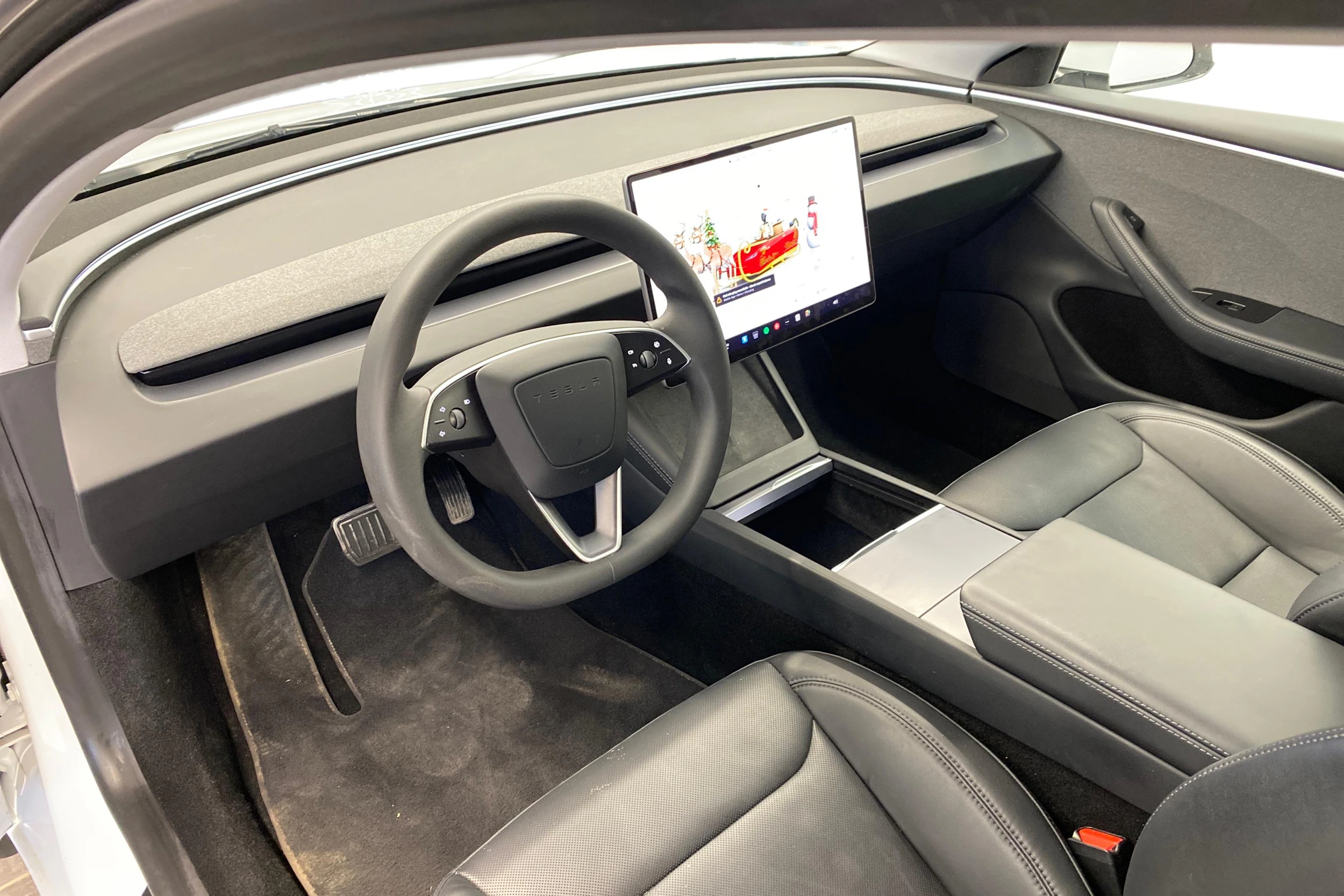 Valkoinen Tesla Model 3 2024 kuva 6.
