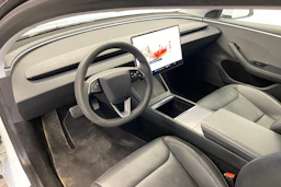 Valkoinen Tesla Model 3 2024 kuva 6.