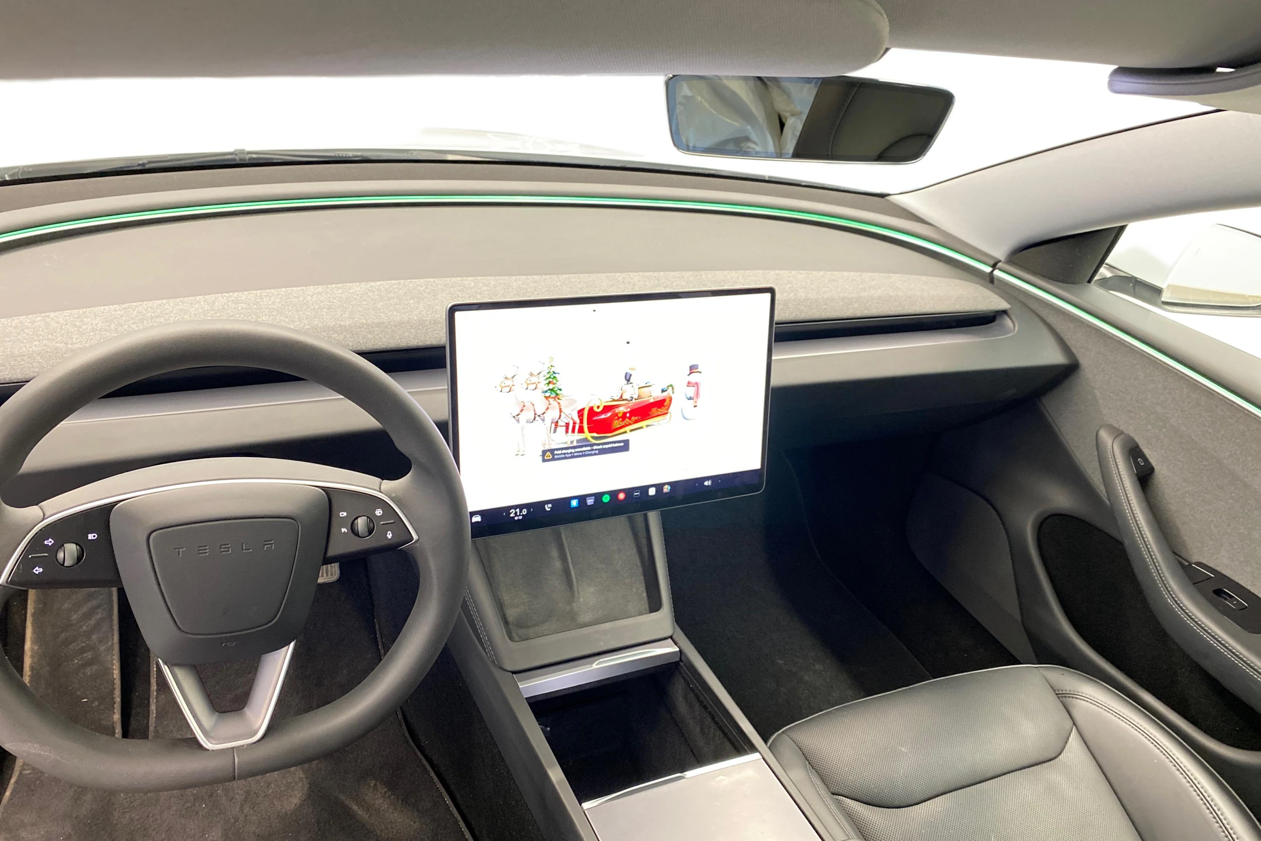 Valkoinen Tesla Model 3 2024 kuva 7.