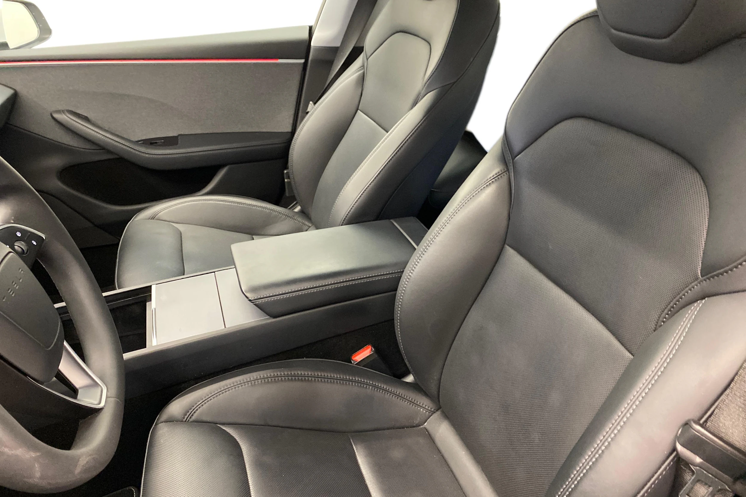 Valkoinen Tesla Model 3 2024 kuva 8.