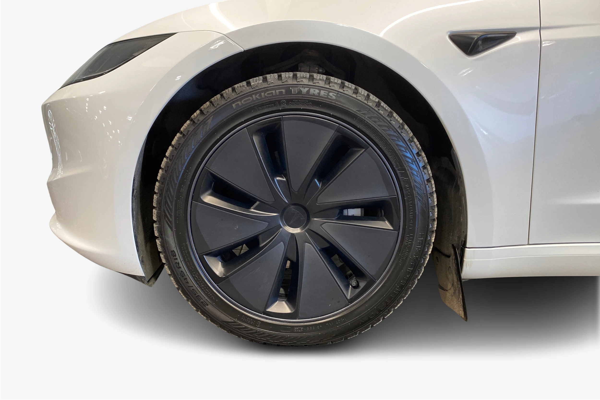 Valkoinen Tesla Model 3 2024 kuva 9.