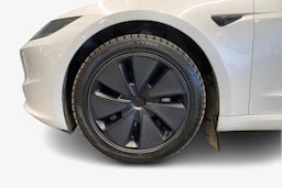 Valkoinen Tesla Model 3 2024 kuva 9.