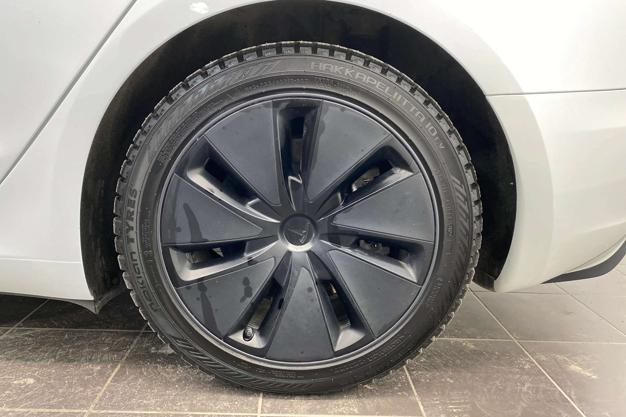 Valkoinen Tesla Model 3 2024 kuva 10.