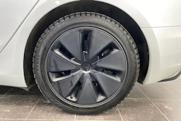 Valkoinen Tesla Model 3 2024 kuva 10.