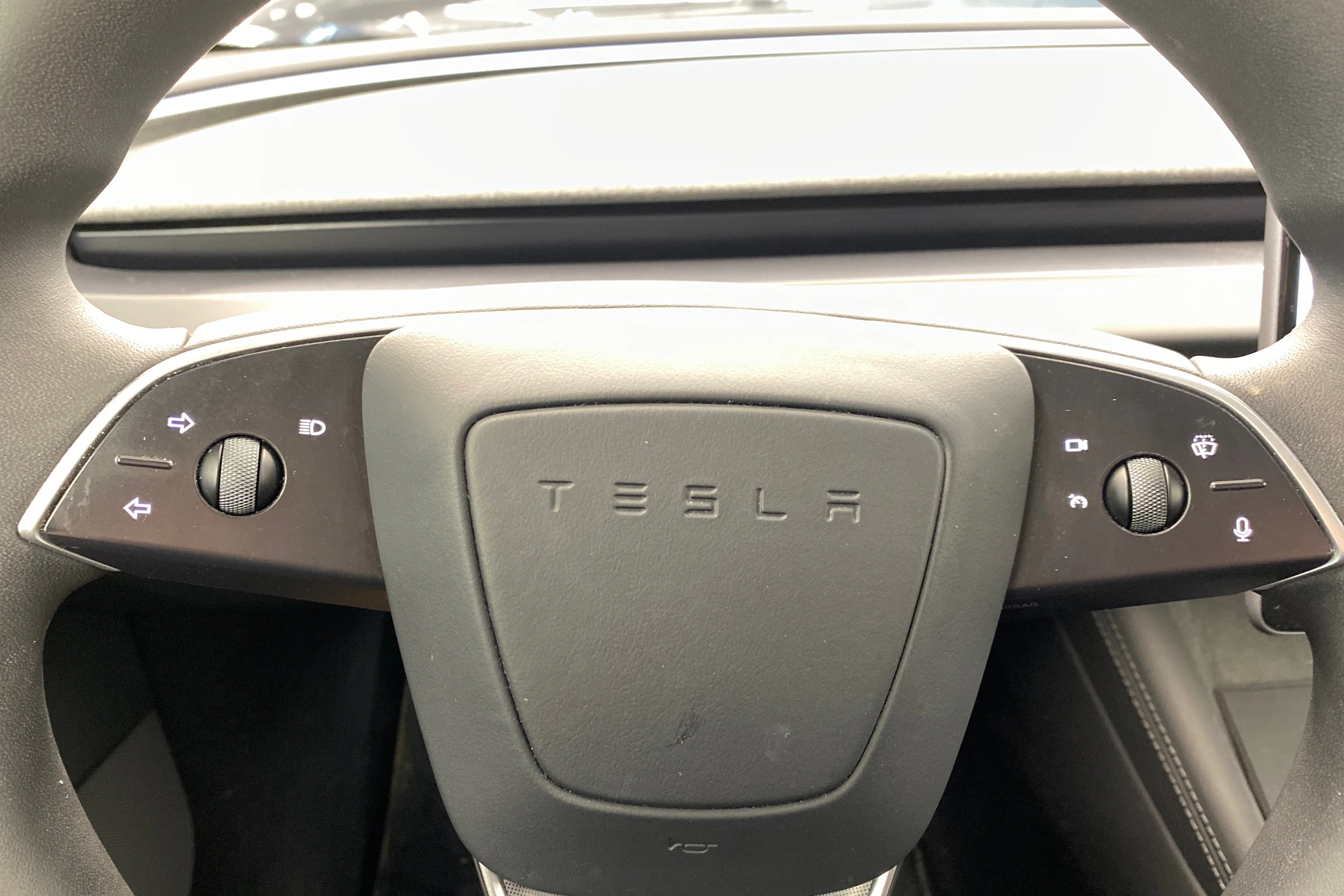 Valkoinen Tesla Model 3 2024 kuva 14.