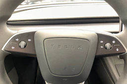 Valkoinen Tesla Model 3 2024 kuva 14.