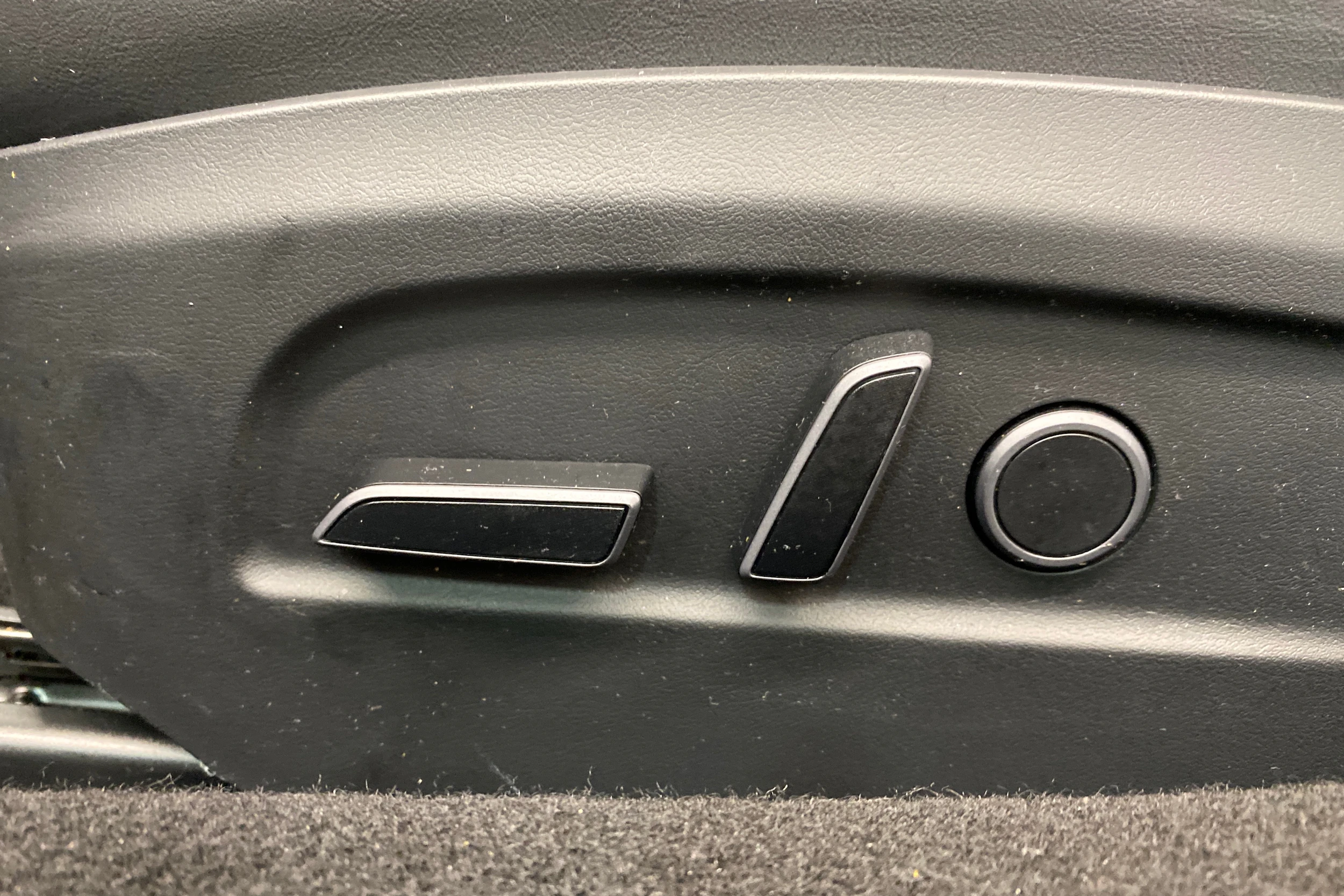 Valkoinen Tesla Model 3 2024 kuva 15.