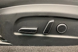 Valkoinen Tesla Model 3 2024 kuva 15.