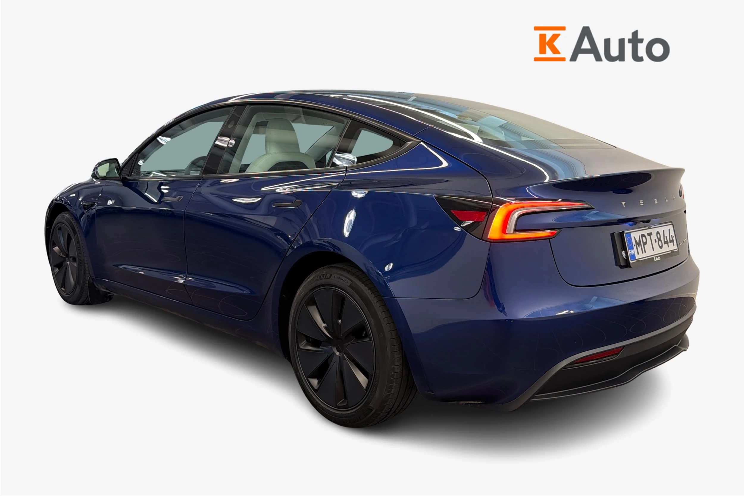 sininen Tesla Model 3 2024 kuva 2.