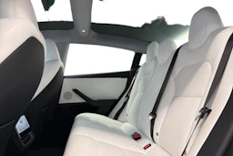 sininen Tesla Model 3 2024 kuva 8.
