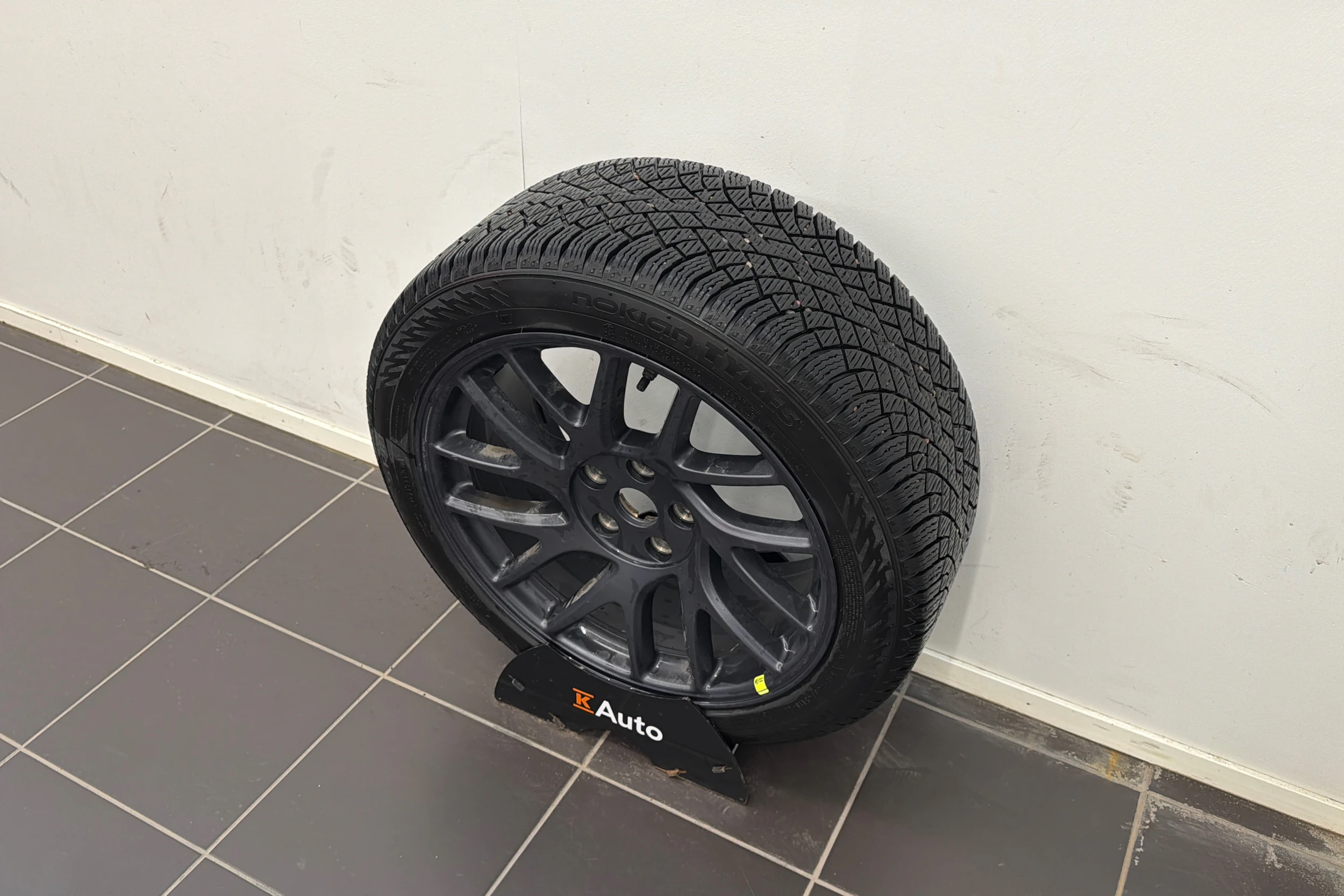 sininen Tesla Model 3 2024 kuva 10.