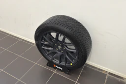 sininen Tesla Model 3 2024 kuva 10.