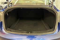 sininen Tesla Model 3 2024 kuva 11.