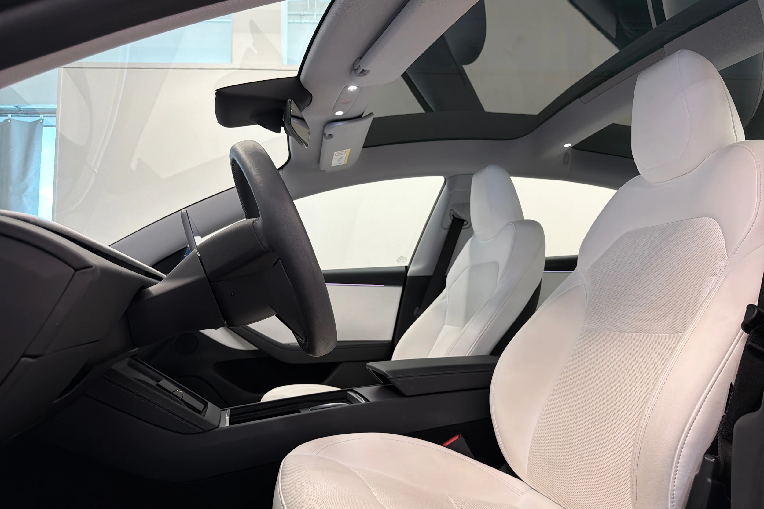 sininen Tesla Model 3 2024 kuva 12.