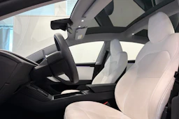 sininen Tesla Model 3 2024 kuva 12.