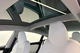 sininen Tesla Model 3 2024 kuva 13.