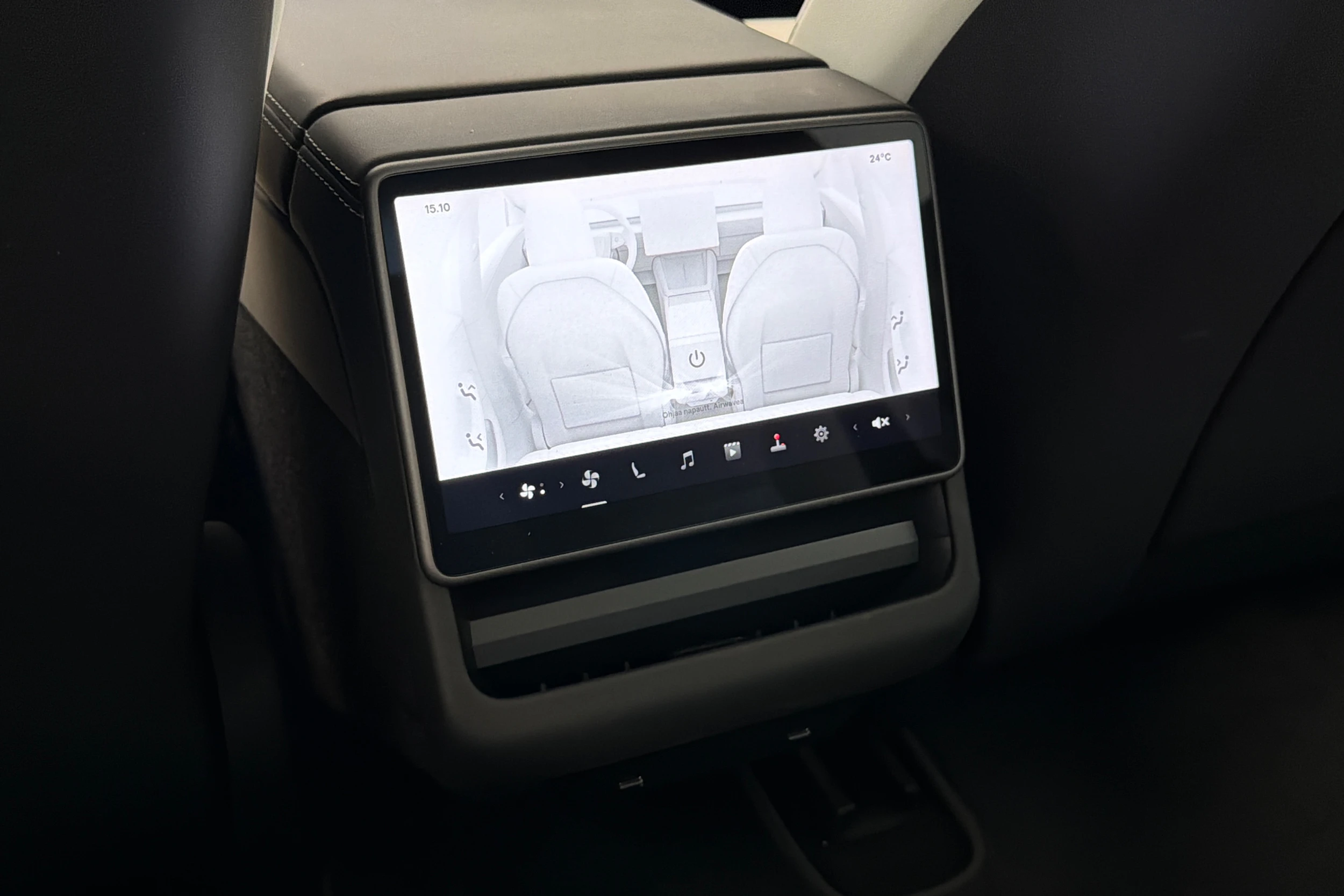sininen Tesla Model 3 2024 kuva 14.