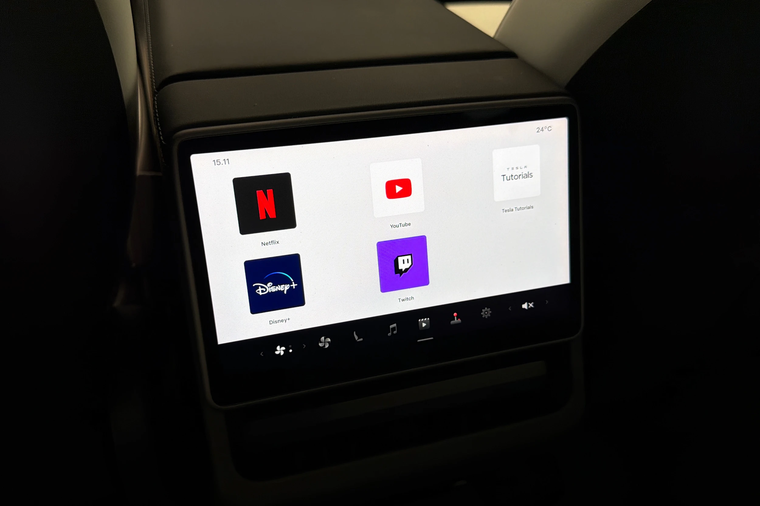 sininen Tesla Model 3 2024 kuva 16.