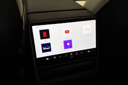 sininen Tesla Model 3 2024 kuva 16.