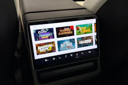 sininen Tesla Model 3 2024 kuva 17.