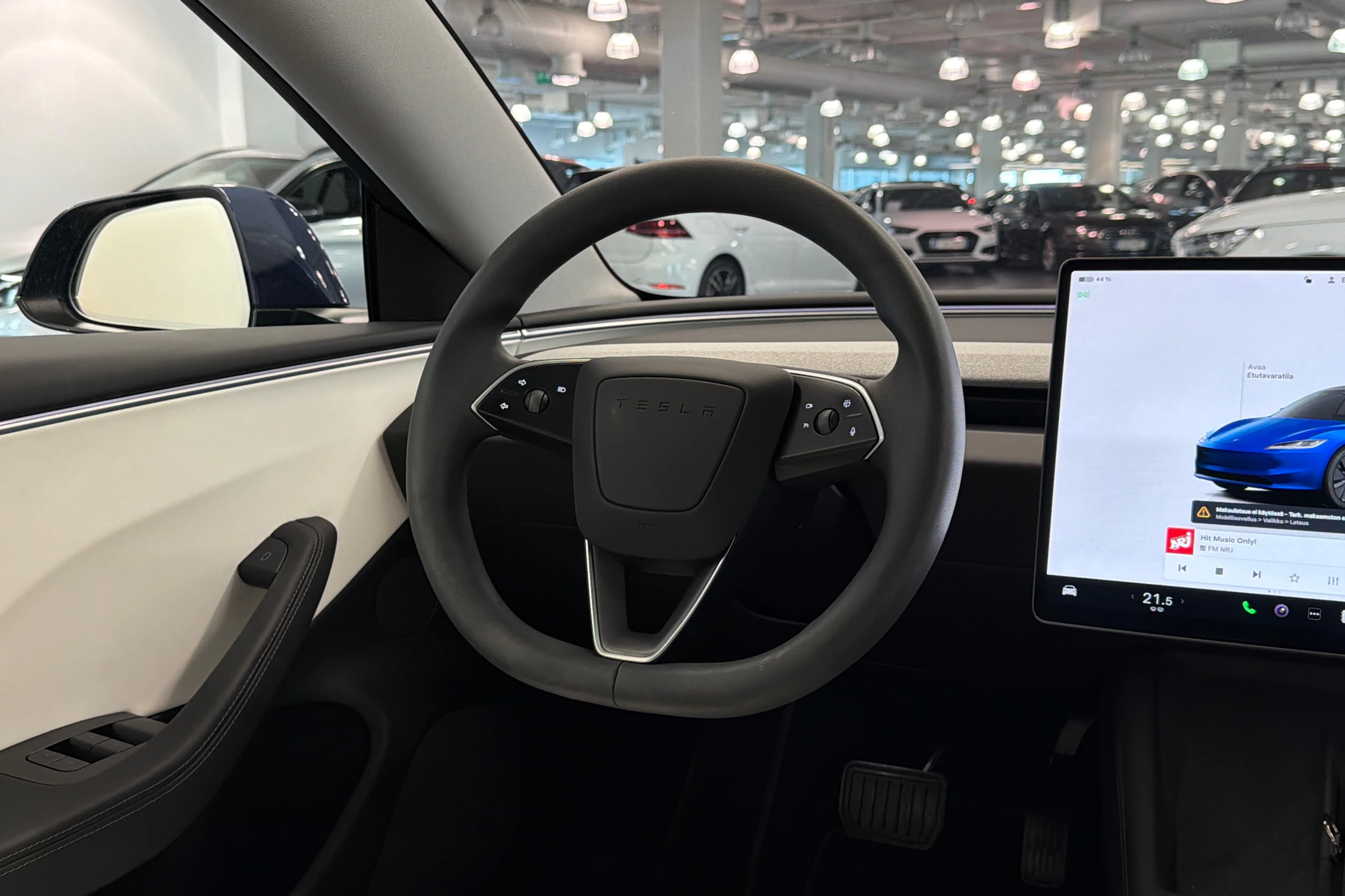 sininen Tesla Model 3 2024 kuva 18.
