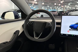 sininen Tesla Model 3 2024 kuva 18.