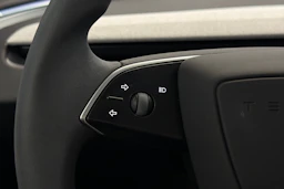sininen Tesla Model 3 2024 kuva 19.