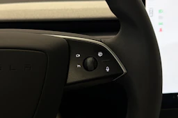 sininen Tesla Model 3 2024 kuva 20.
