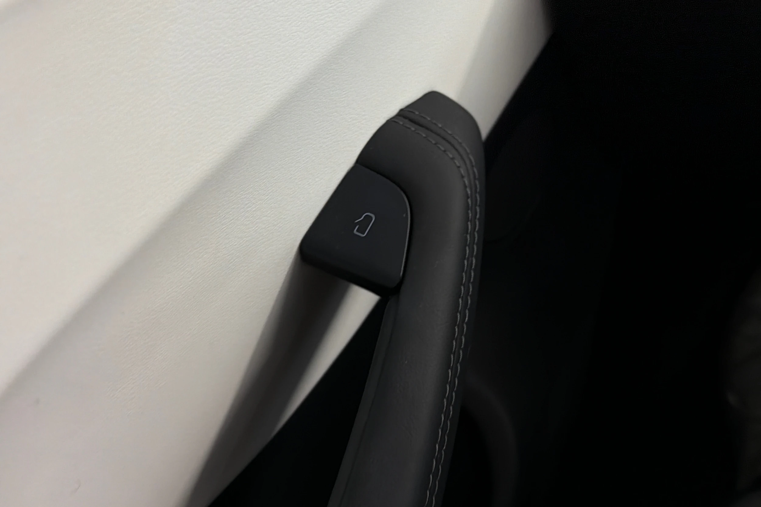 sininen Tesla Model 3 2024 kuva 21.