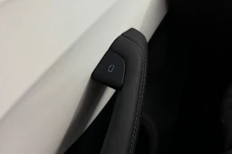 sininen Tesla Model 3 2024 kuva 21.