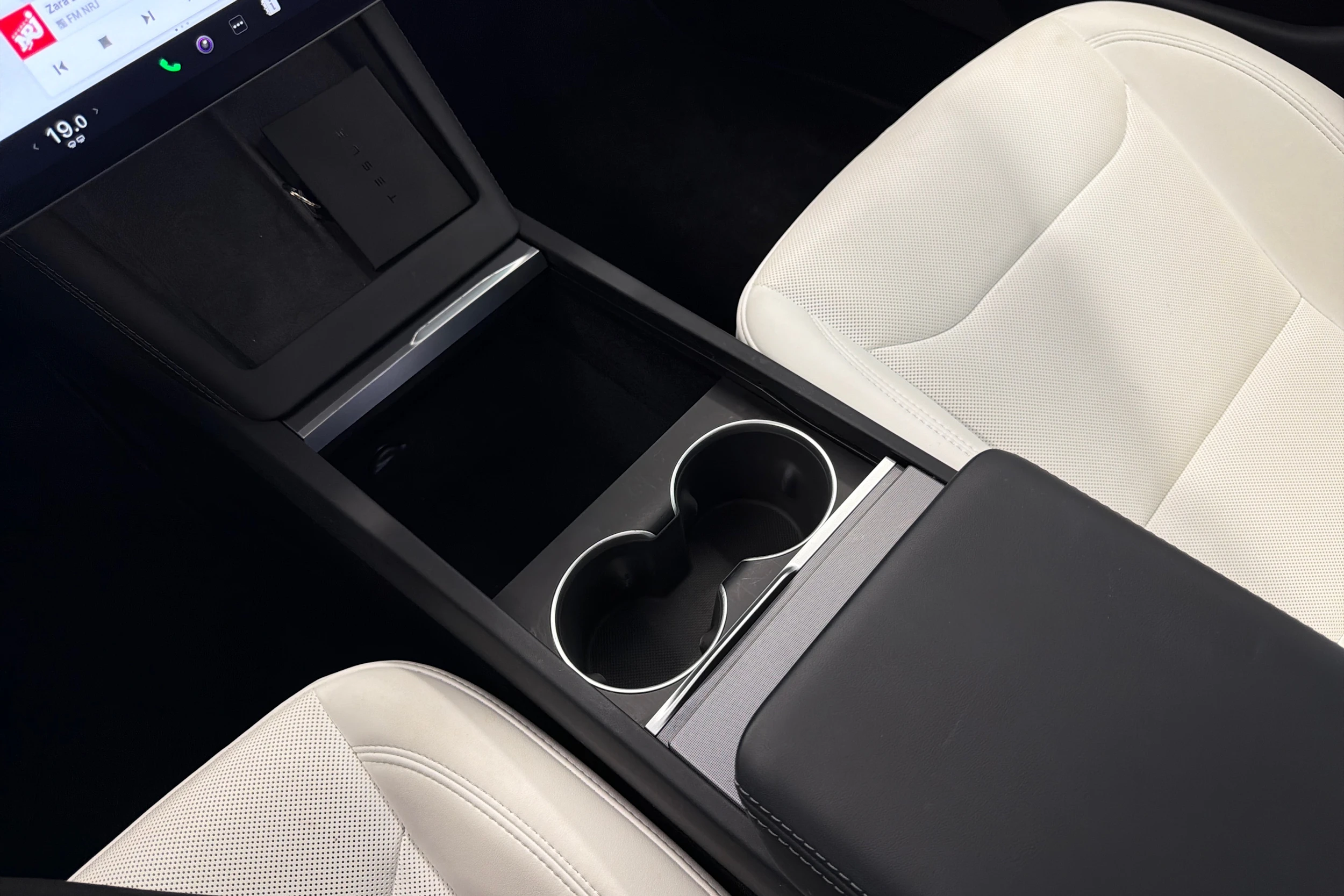 sininen Tesla Model 3 2024 kuva 22.