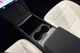 sininen Tesla Model 3 2024 kuva 22.