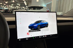 sininen Tesla Model 3 2024 kuva 23.