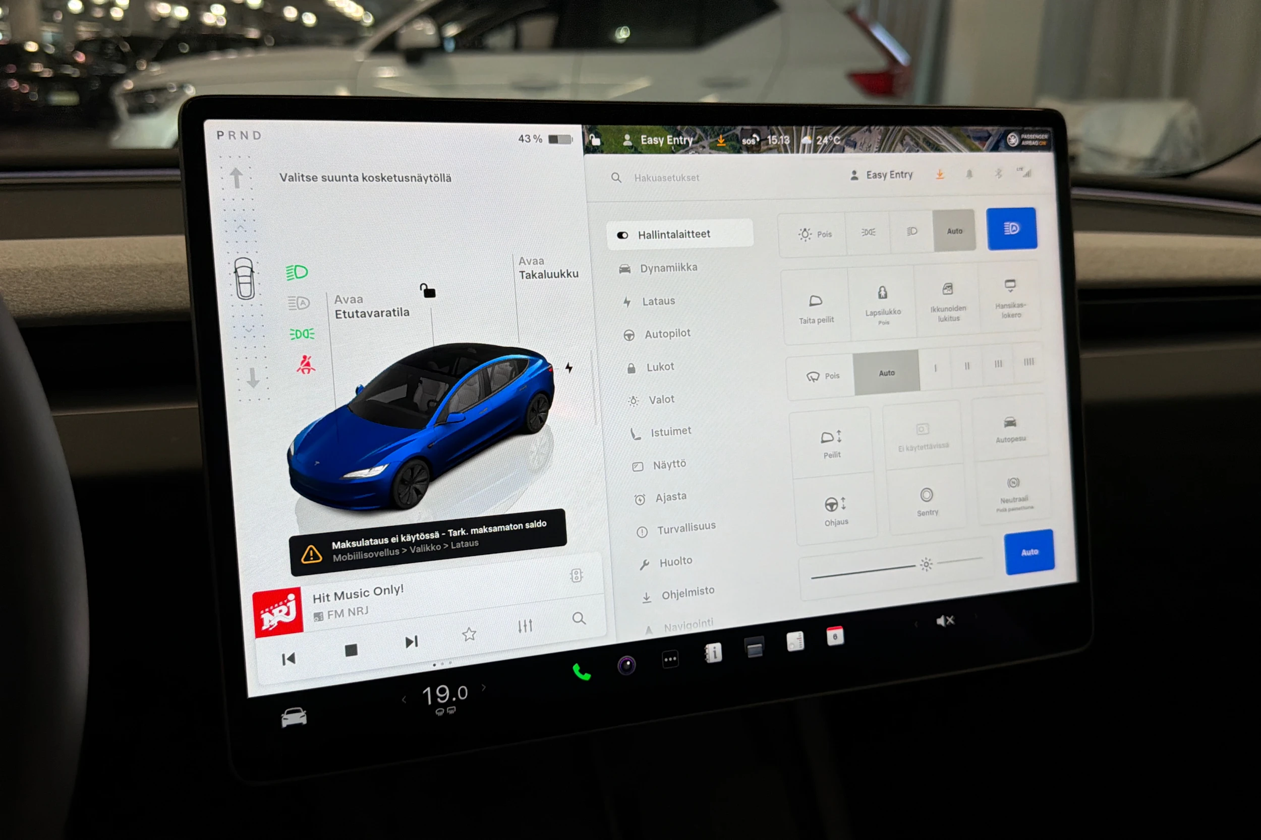 sininen Tesla Model 3 2024 kuva 24.