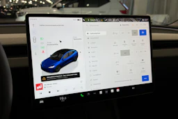 sininen Tesla Model 3 2024 kuva 24.
