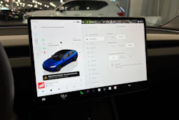 sininen Tesla Model 3 2024 kuva 25.