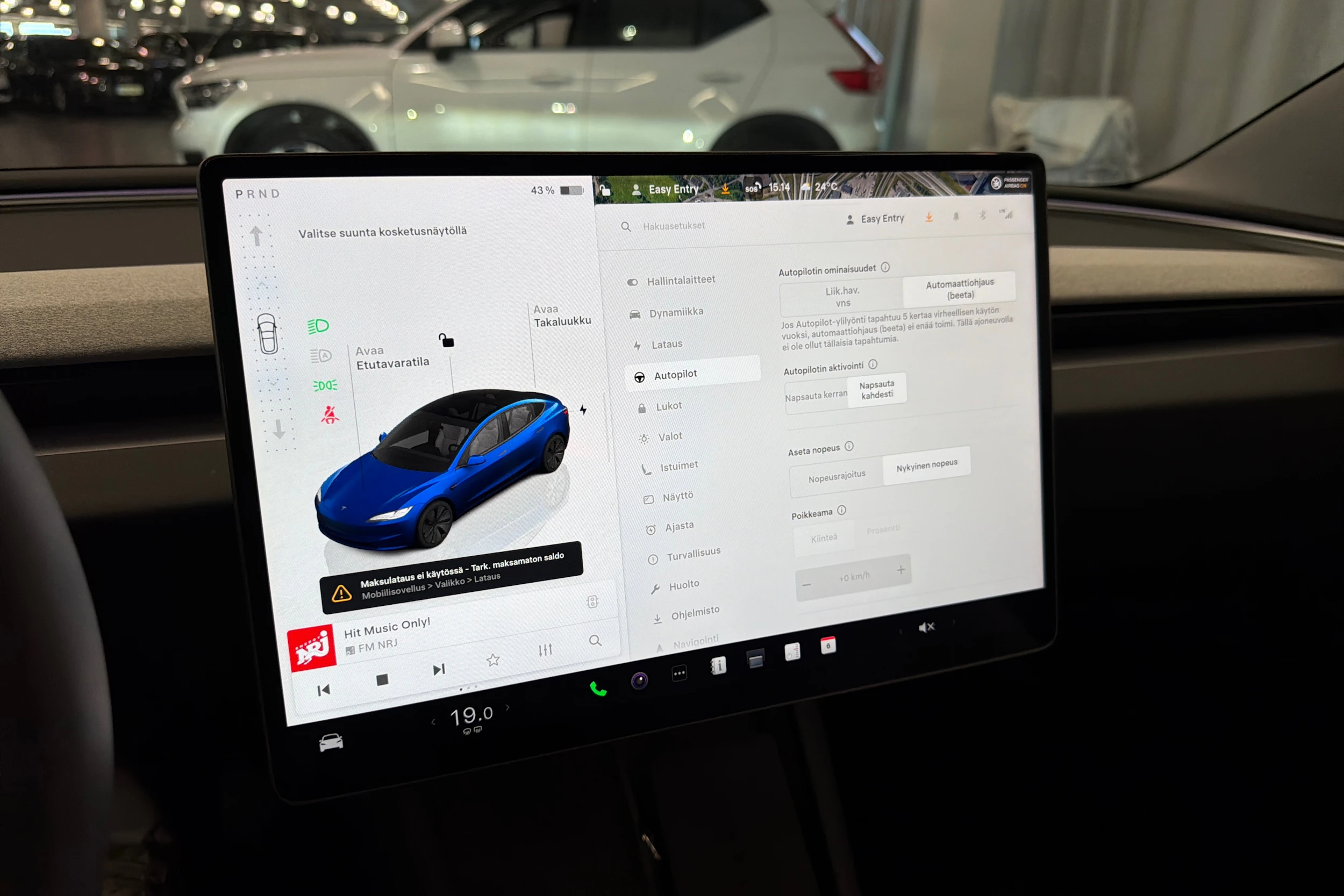 sininen Tesla Model 3 2024 kuva 26.